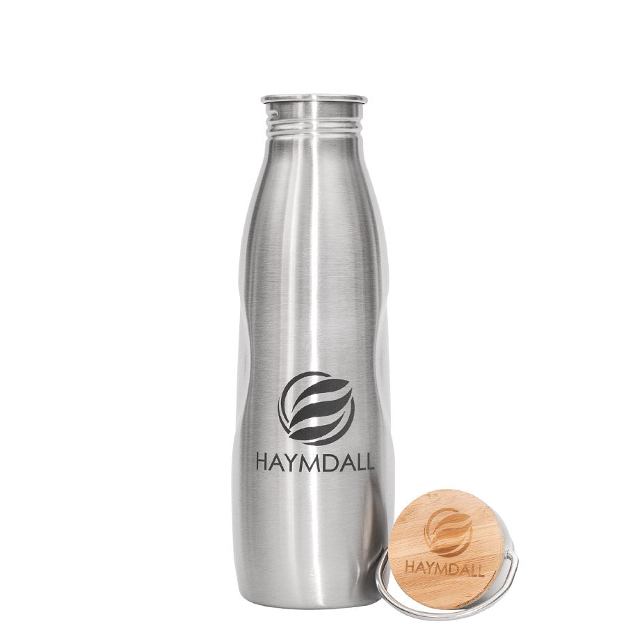 Haymdall-Edition-800ml-limitierte-Edition-Edelstahl-Trinkflasche-silber-mit-Edelstahl-Flachverschluss- mit-Bambusplättchen-neben-der-Flasche