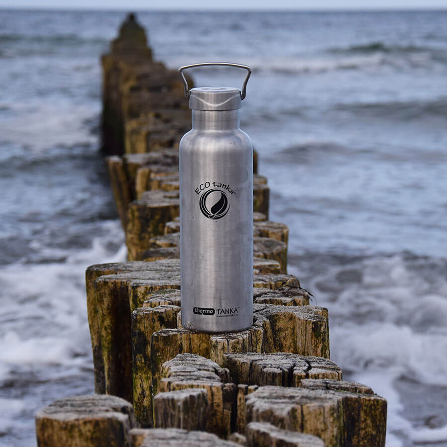 ECOtanka-thermoTANKA-800ml-isolierende-doppelwandige-Edelstahl-Thermo-Trinkflasche-silber-mit-Wave-Edelstahl-Flachverschluss-mit-Tragegriff