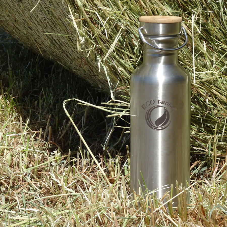 ECOtanka-trekkaTANKA-1000ml-Edelstahl-Trinkflasche-silber-mit-Edelstahl-Fachverschluss-mit-Bambusplättchen-aus-nachhaltigem-Anbau-und-Tragegriff