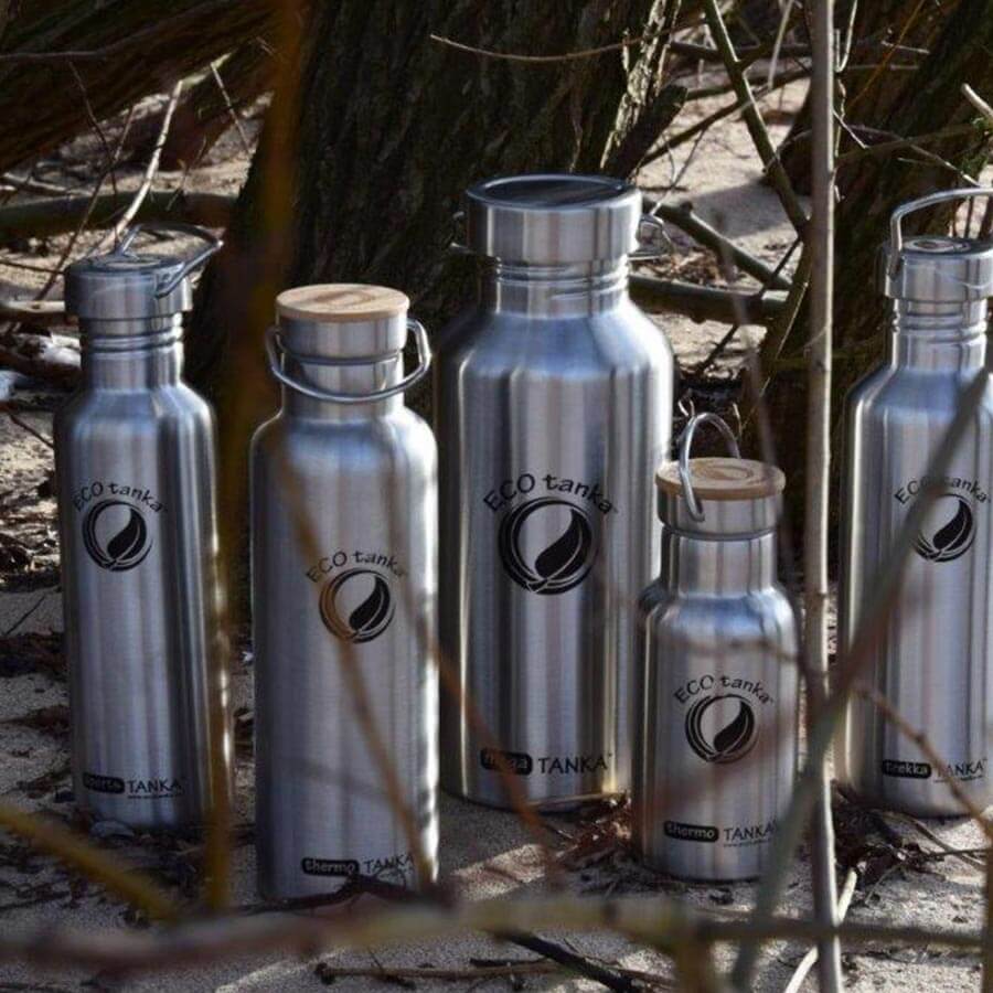 ECOtanka-thermoTANKA-in-350ml-600ml-800ml-1200ml-und-2000ml-isolierende-doppelwandige-Edelstahl-Thermo-Trinkflasche-silber-mit-Edelstahl-Fachverschluss-mit-Bambusplättchen-aus-nachhaltigem-Anbau-und-Tragegriff