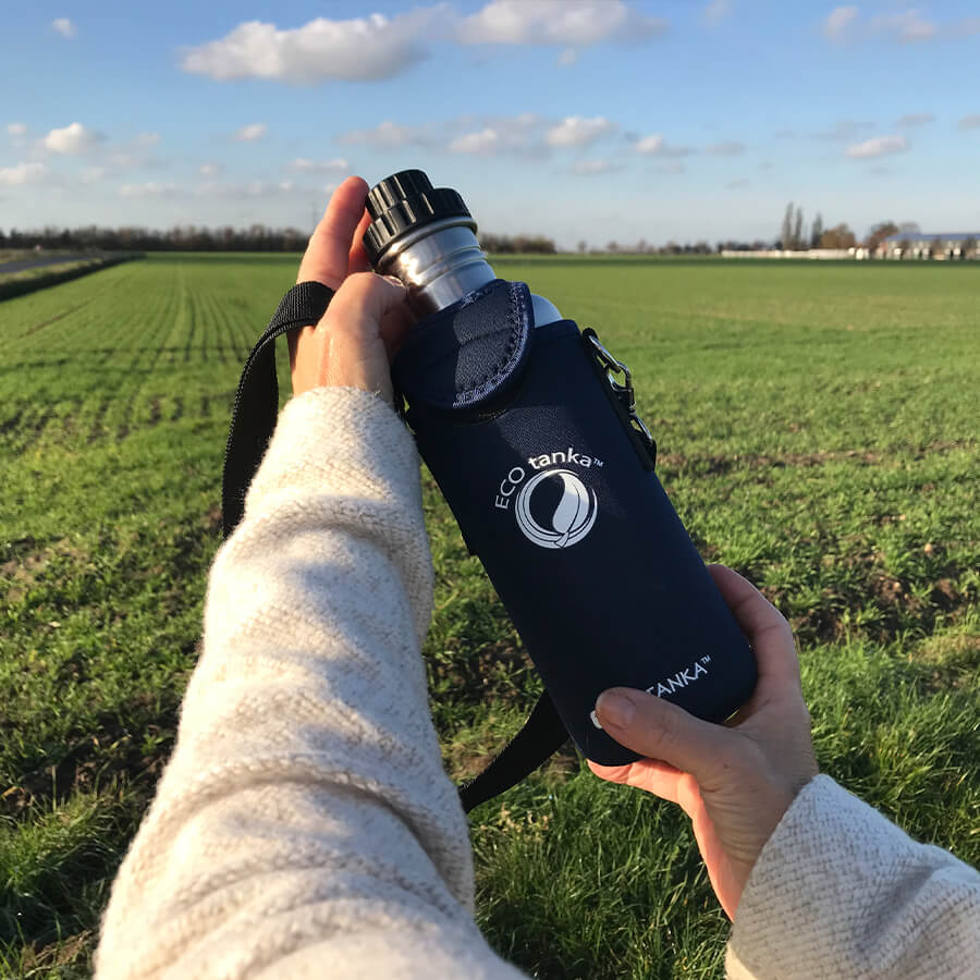 ECOtanka-KOOLER-Schutzhülle-aus-Neopren-in-Blau-mit-Trageriemen