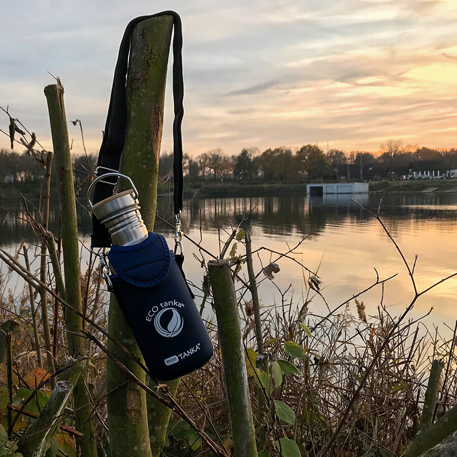 ECOtanka-KOOLER-Schutzhülle-aus-Neopren-in-Blau-mit-Trageriemen