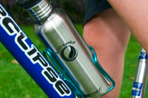 Bild der 800ml einwandigen Trinkflasche aus Edelstahl in Silber von ECOtanka mit 2 teiligem Sport-Verschluss aus PP5 mit Trinknippel für schnelles Trinken. Der ideale Begleiter für die Arbeit oder Freizeit. Für Fahrrad- und Rucksackgetränkehalterungen geeignet.