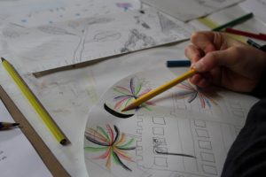 Farbenfrohe Zeichnungen von den Kindern