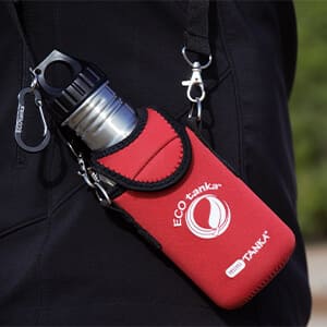 Bild der ECOtanka KOOLER Schutzhülle aus Neopren in Rot mit Trageriemen für die miniTANKA 0,6l, perfekt um deine Edelstahl Trinkflasche zu schützen und zusätzlich zu isolieren