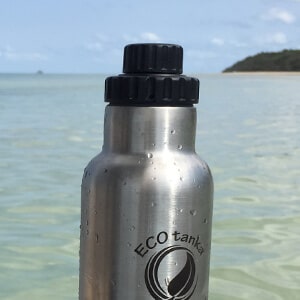 Bild des ECOtanka Reduzier Verschluss aus PP5 in schwarz mit 2cm Trinköffnung und Verschlusskäppchen, perfekt für ein angenehmes Trinken und das Getränk wieder sicher und dicht zu verschließen, am Wasser