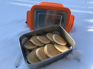 Edelstahl Lunchbox mit Pancakes im Schnee