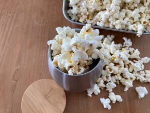 Popcorn in Edelstahlbechern